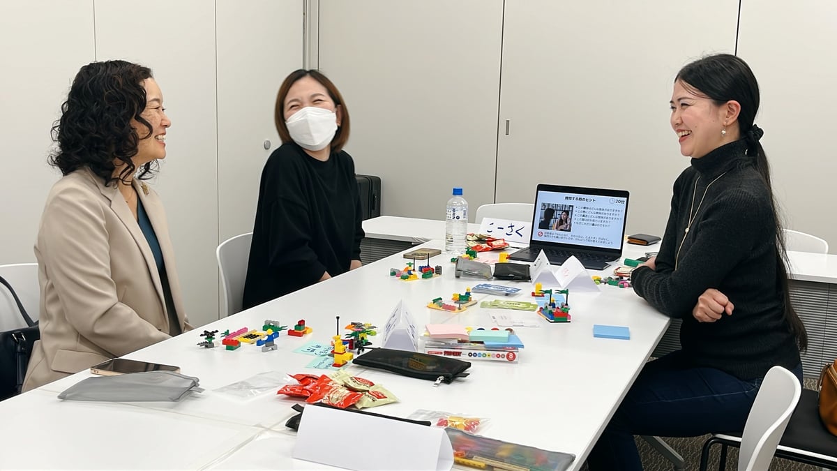 札幌の中小企業向けLSP体験会で、レゴブロックを使いながら対話を楽しむ参加者の様子