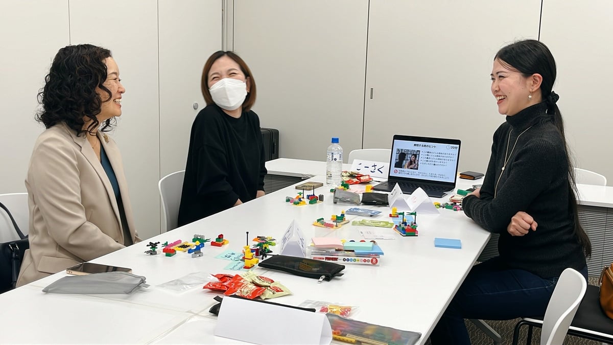 札幌の中小企業向けLSP体験会で、レゴブロックを使いながら対話を楽しむ参加者の様子