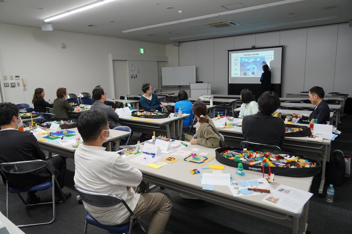 札幌市内の会議室で開催されたLSP体験会の全体風景。レゴを用いた組織開発の様子