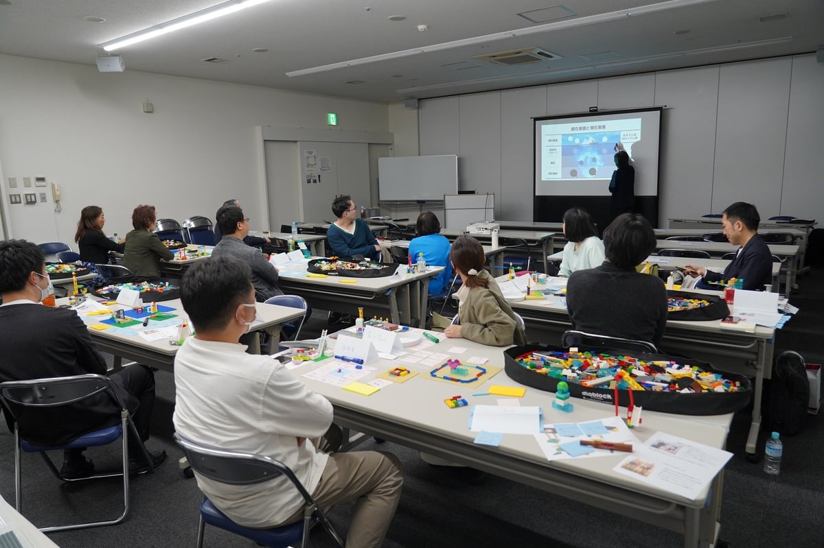 札幌市内の会議室で開催されたLSP体験会の全体風景。レゴを用いた組織開発の様子
